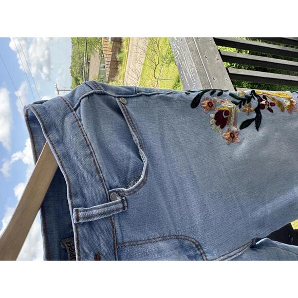 Sandpiper Petite Embroidered Light Denim Jeans Size 4P - Picture 2 of 7